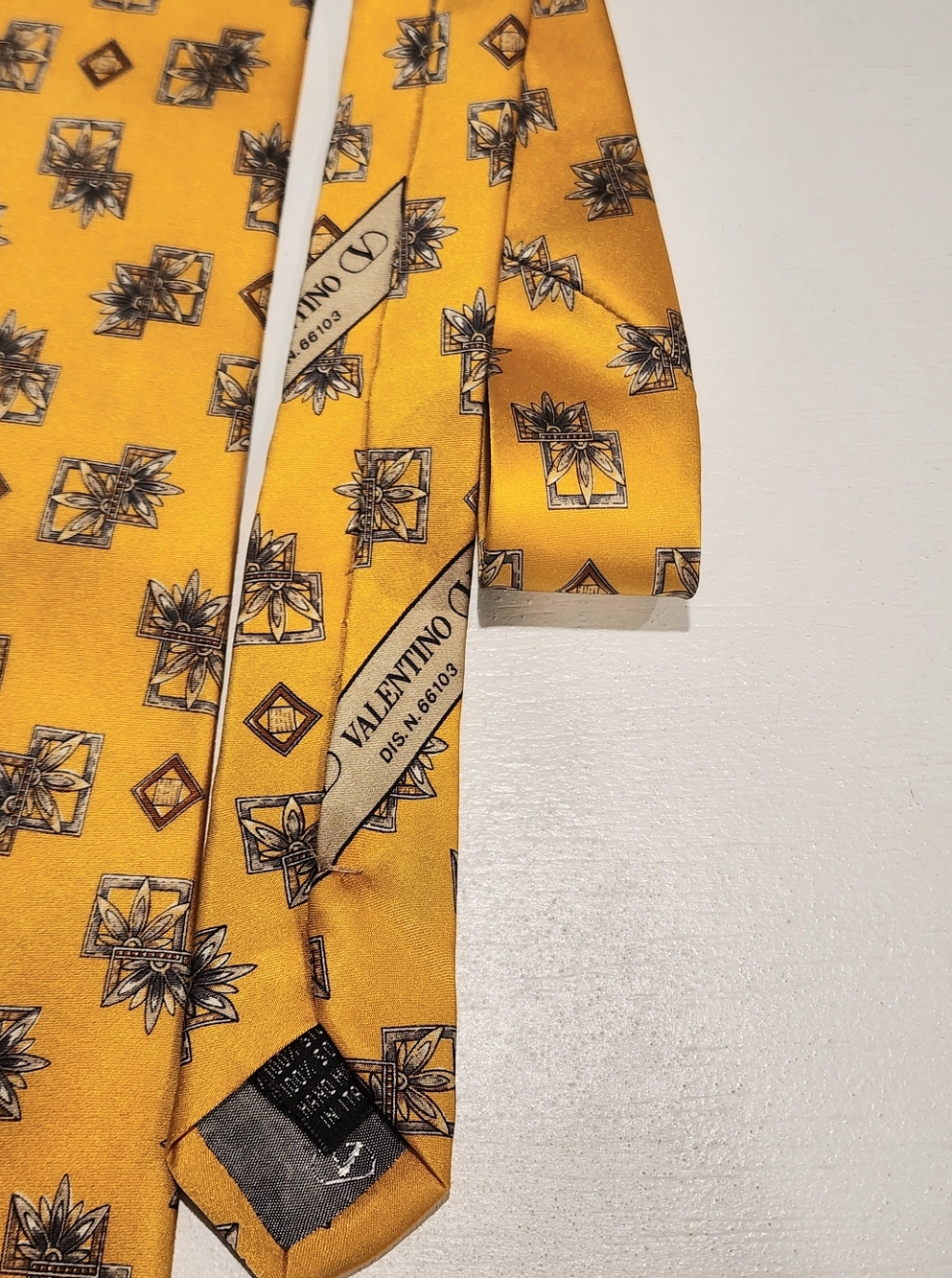 Valentino Cravatte Silk Yellow Patterned Tie by Valentino - Picture 3 of 5
